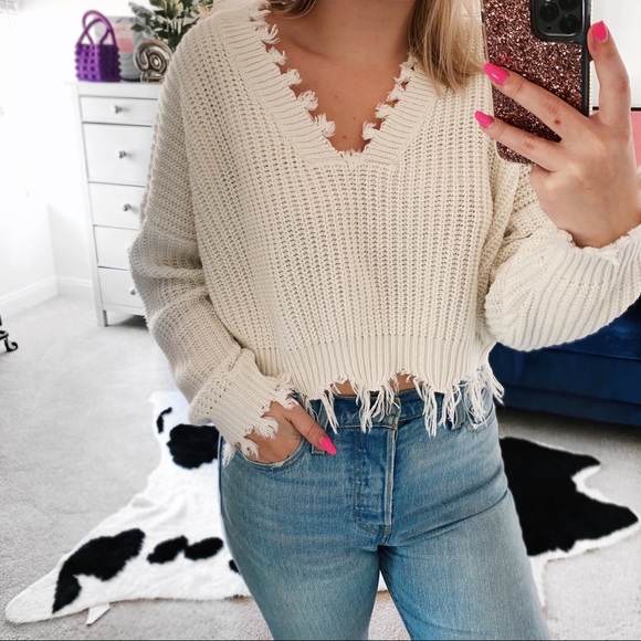 Sweaters - White cropped v neck raw hem sweater